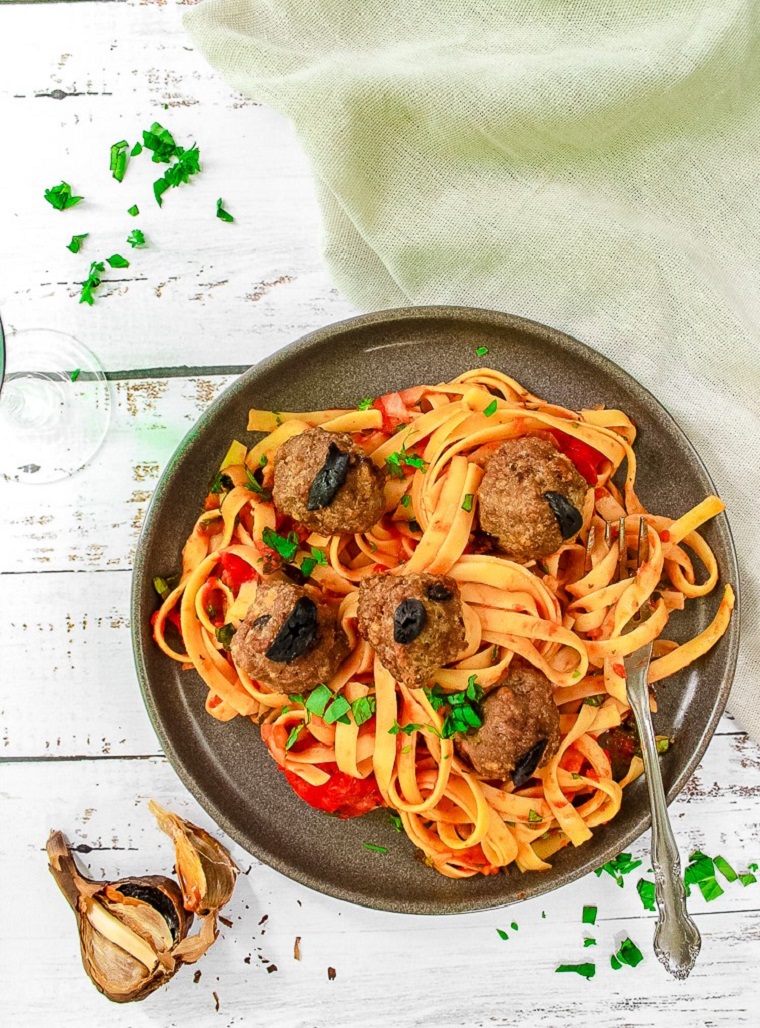 Recipe - Fettuccine marinara with veal and black garlic meatballs - Recipes with black garlic – Le Petit Mas organic garlic and garlic scape farm in Quebec (Canada)