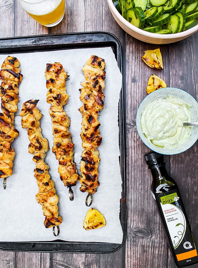 Recipe - Honey-Garlic Skewers with Garlic Scape Oil and Tarragon Sauce - Recipes with garlic scape oil – Le Petit Mas organic garlic and garlic scape farm in Quebec (Canada)