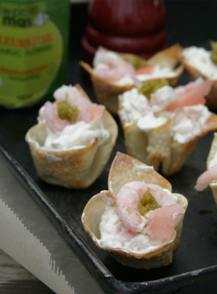 Recipes with fermented garlic scapes – Le Petit Mas organic garlic and garlic scape farm in Quebec (Canada)  - Canapés with garlic scape whipped cream and shrimp - Le Petit Mas
