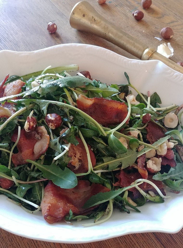 Recette de salade de bébés pissenlits noisettes vinaigrette à l'ail Le Petit Mas