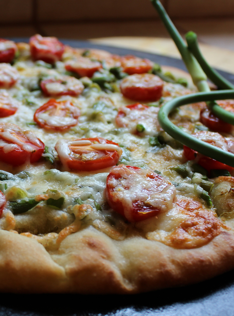 Recette de Pizza aux fleurs d'ail fraîches et aux tomates cerises - Recette fleurs d'ail du Québec et ail du Québec Le Petit Mas