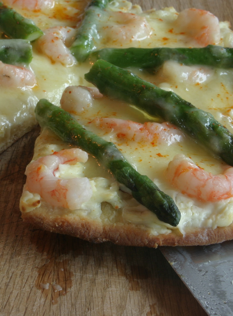 Pizza printanière aux asperges, aux crevettes, aux deux fromages et aux fleurs d'ail - Recette - Le Petit Mas