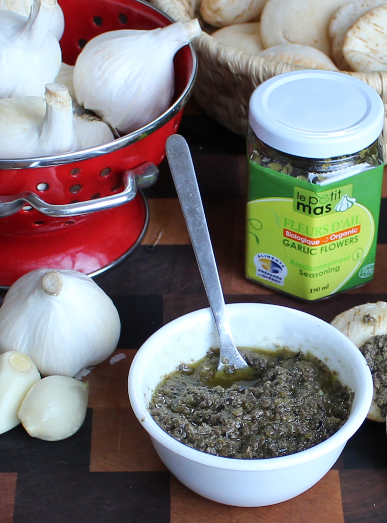 Tapenade aux olives noires et aux fleurs d'ail - Recette - Le Petit Mas