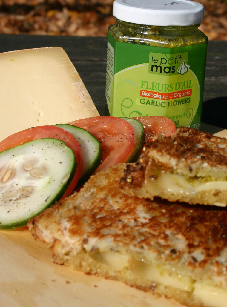 Recette | grilled cheese Alfred le fermier et fleurs d'ail | Le Petit Mas
