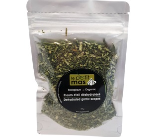 Le Petit Mas - Fleurs d'ail du Québec déshydratées (épices du Québec), à utiliser dans un moulin comme le sel et le poivre directement à table pour compléter l'assaisonnement de vos repas. Ajoutez les fleurs d'ail du Québec déshydratées à vos salades, vos soupes, et bien plus!